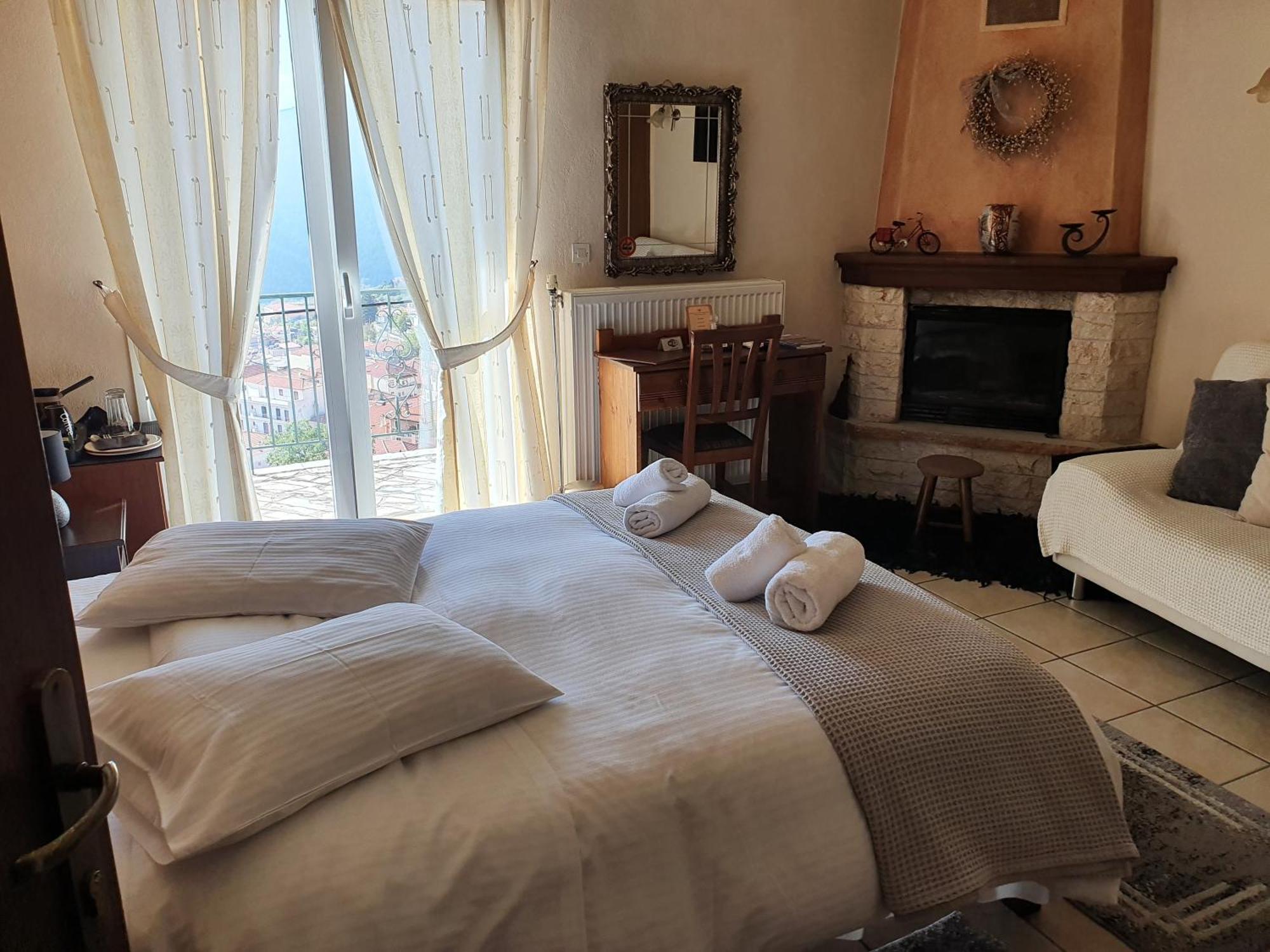 Semeli Guesthouse Karpenísion エクステリア 写真