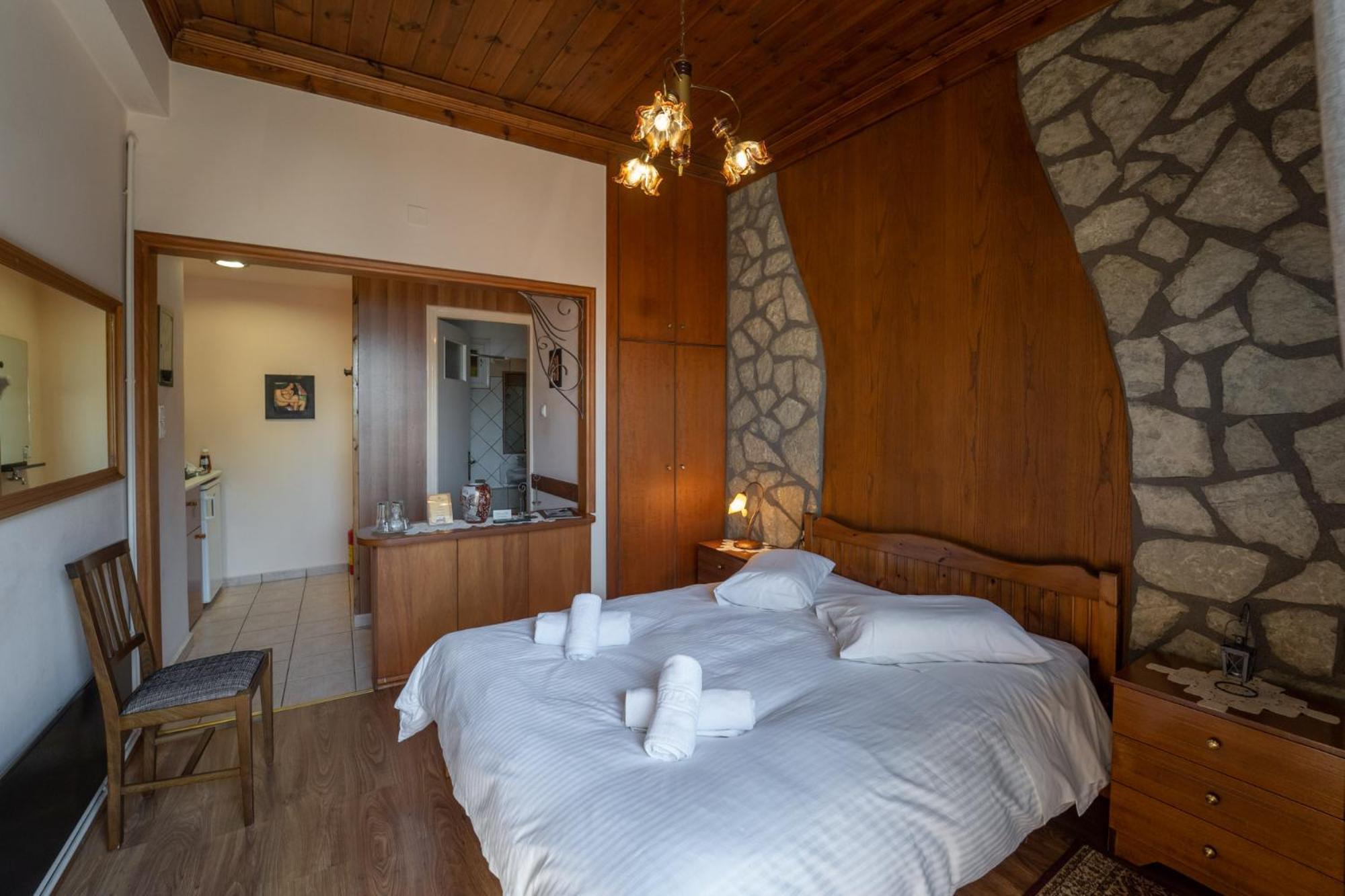 Semeli Guesthouse Karpenísion エクステリア 写真