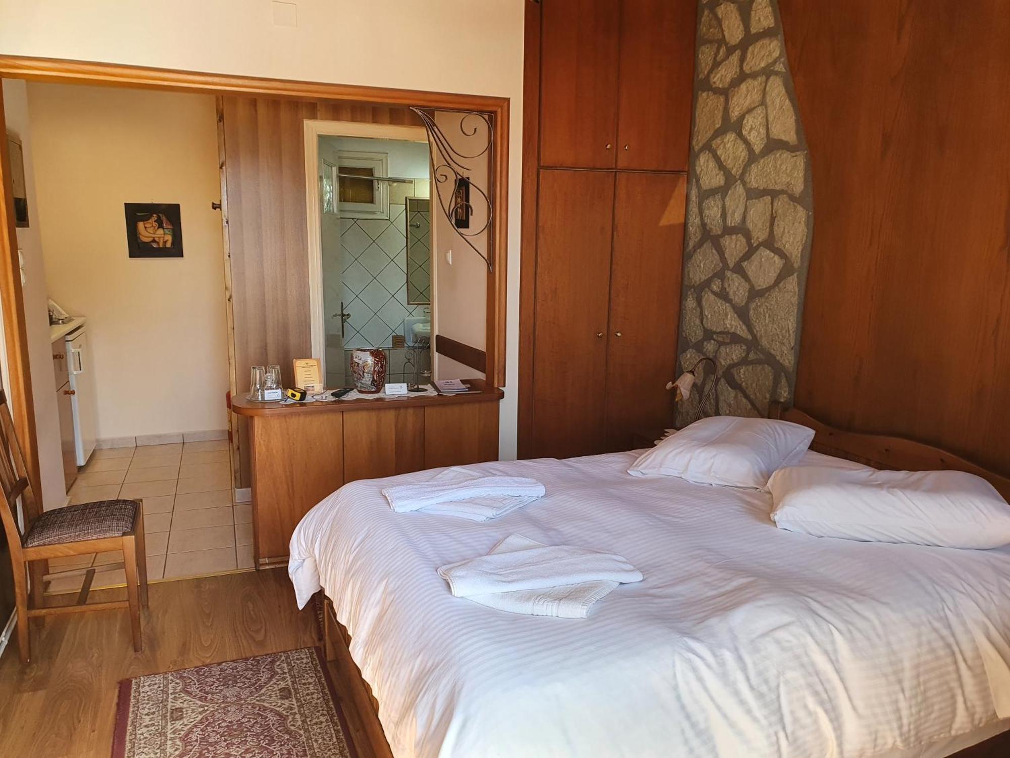 Semeli Guesthouse Karpenísion エクステリア 写真
