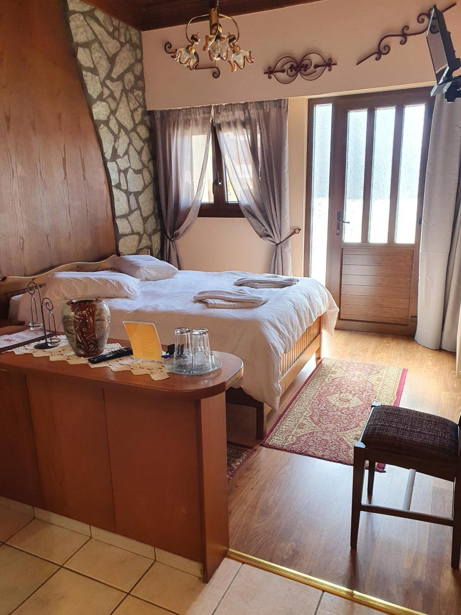 Semeli Guesthouse Karpenísion エクステリア 写真